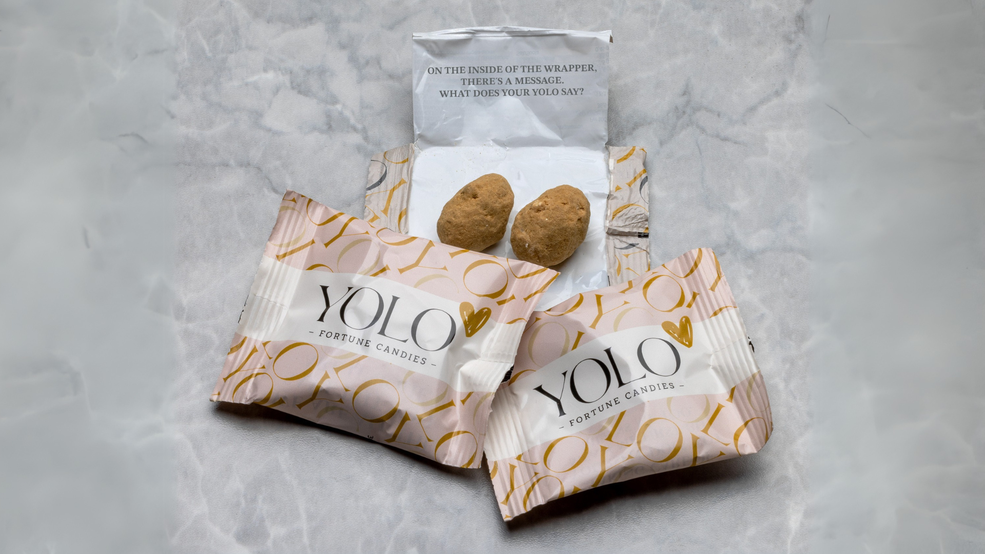 YOLO – Karamelliserad vit choklad med mandel
